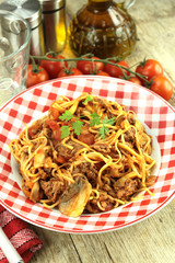 pâtes à la viande de boeuf et sauce tomate