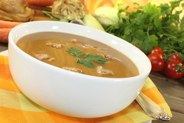 frische leckere winterliche Entensuppe