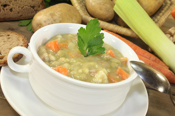 deftige Erbsensuppe mit Petersilie