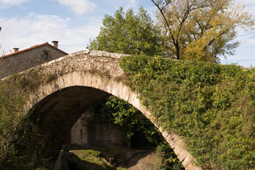 Fototapeta na wymiar Puente romano de Liérganes y el Hombre Pez