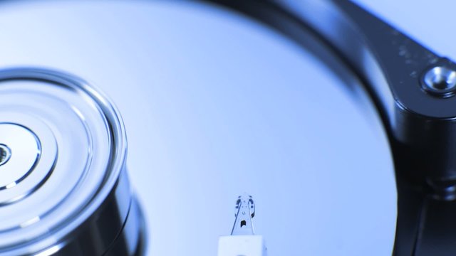 Spinning disk drive with pin head reader reading data
