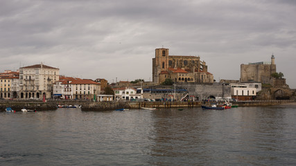 Santa Mar&iacute;a y castillo de Santa Ana en Castro Urdiales