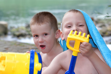 Mit Sandspielzeug am Strand