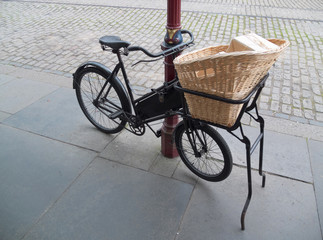 Fototapeta na wymiar old delivery bicycle