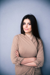 Obraz premium Smiling caucasian woman standing with arms folded