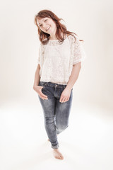 Junge Frau in Jeans und Shirt lächelt