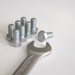 Llave y tornillos de cabeza hexagonal