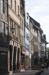 façades médiévales dans une rue de Rouen