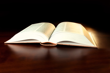 Libro su tavolo di legno
