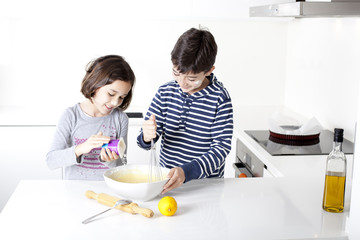 Niños preparando tarta