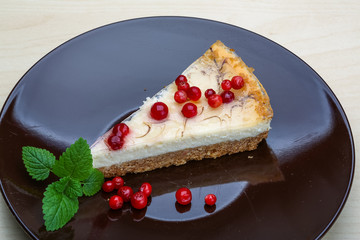 Cheesecake with berries and mint