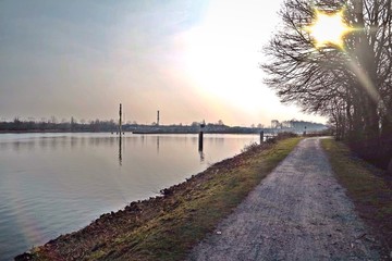 Fußweg entlang am Wasser