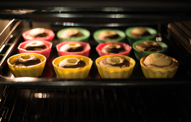 Baking small marble cakes