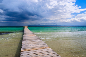 Fototapeta premium Drewniane molo na plaży Alcudia, Majorka, Hiszpania