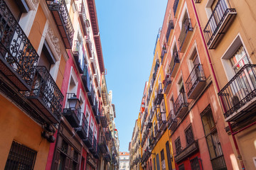 Obraz premium schmale Straße in der Altstadt von Madrid
