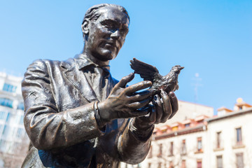 Fototapeta na wymiar Bronzeskulptur vom Dichter Federico Garcia Lorca