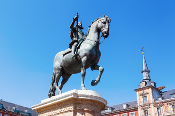 Fototapeta na wymiar Reiterstatue auf dem Plaza Mayor in Madrid, Spanien