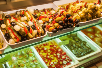 traditionelle Tapas an einer spanischen Ladentheke