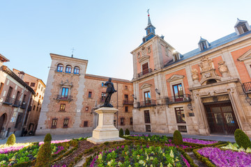 Fototapeta premium historyczny plac Plaza de la Villa w Madrycie, Hiszpania