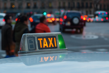 Taxi im Gro&szlig;stadtverkehr in der Abendd&auml;mmerung