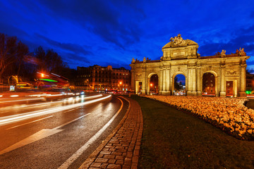 Fototapeta na wymiar Puerta de Alcala in Madrid zur blauen Stunde
