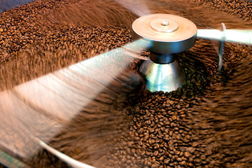 Moving paddle of the hopper cooling roasted coffee beans
