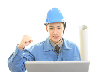 ガッツポーズの作業員