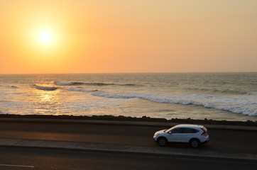 Atardecer en Cartagena sobre el mar, visto desde un café sobre una terraza