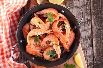 Crédence de cuisine en verre imprimé Crustacés shrimp in pan