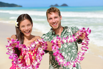 Welcome to Hawaii - Hawaiian people showing lei