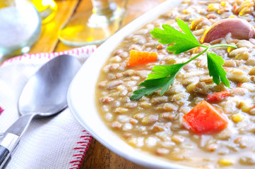 Lentil stew with red pepper and garlic