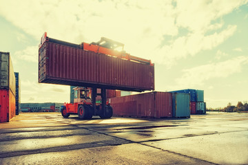 Loading and unloading of containers in the port