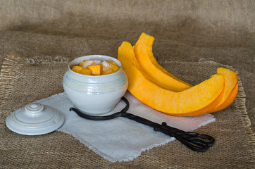 Порезанная тыква в горшочке, для приготовления.