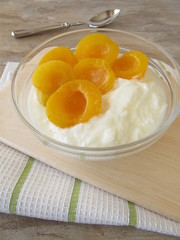 Dickmilch mit Aprikosen