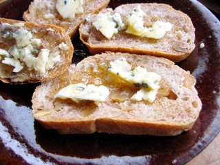 くるみパンとブルーチーズ