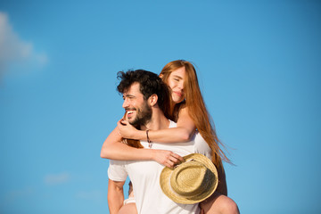 Junges Paar genießt den Sommer im Freien