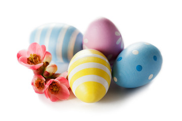 Easter decoration: colorful eggs and spring flowers