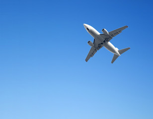 Fototapeta na wymiar Airplane flying in the blue sky