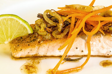 Lachs gegrillt, dekoriert