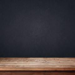 пустой деревянный стол с ящиком на фоне стены