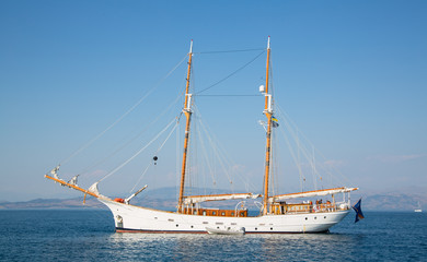 Luxuriöses Holzschiff: Segelschiff mit zwei Masten