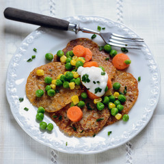 Vegane Kartoffelpuffer mit buntem Gemüse