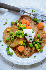 Vegane Kartoffelpuffer mit buntem Gemüse