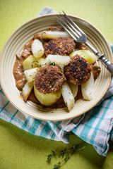 Vegane Frikadellen mit Schwarzwurzel, Kartoffeln und Pilzrahm