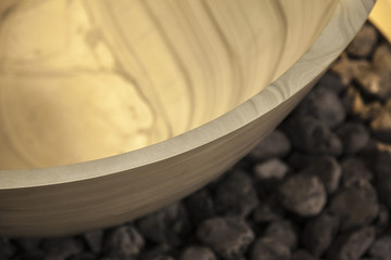 vasca di legno con pietre