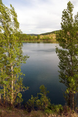 Lago formado en una antigua mina a cielo abierto