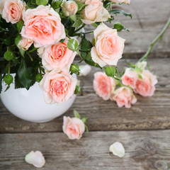 Obraz na płótnie Canvas Beautiful pink roses in a white jug