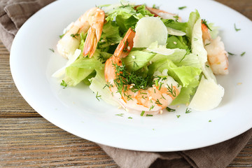 Salad with shrimps, lettuce and cheese