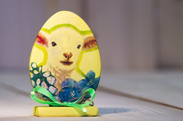 Dwa drewniane zajaczki i jajko pisanka © Mike Mareen