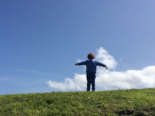 niño jugando al aire libre en el campo